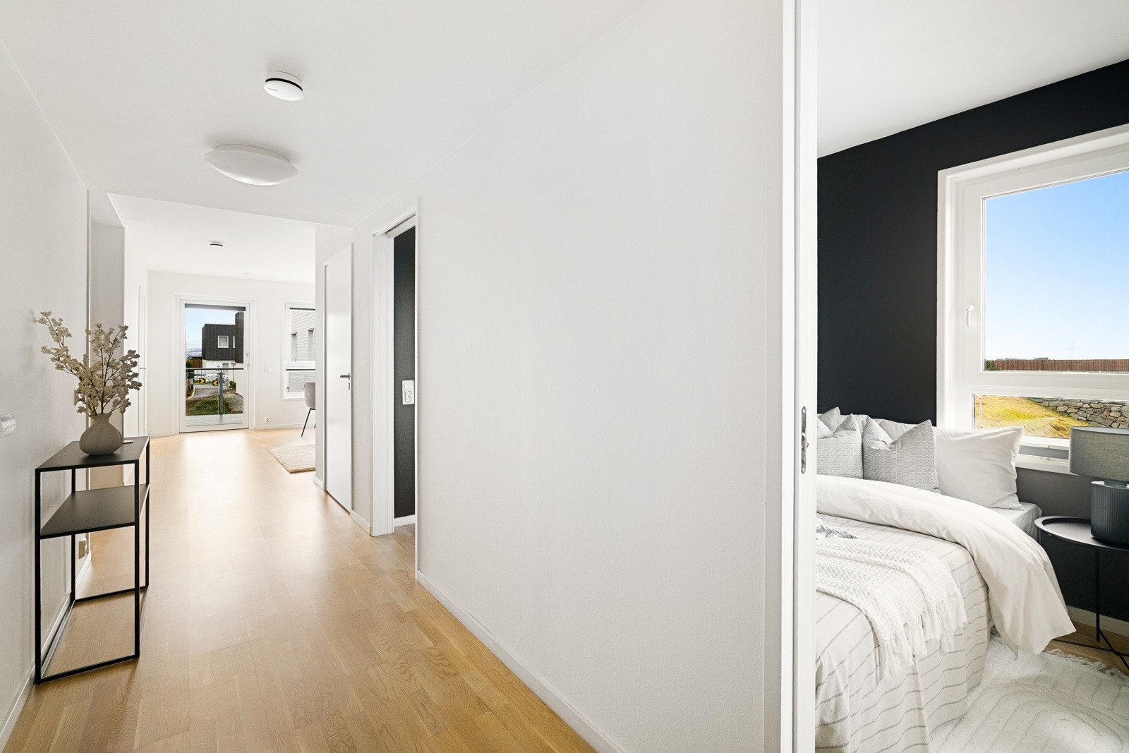 Soverommet har en praktisk løsning med to skyvedører inn til rommet. Galleribilde