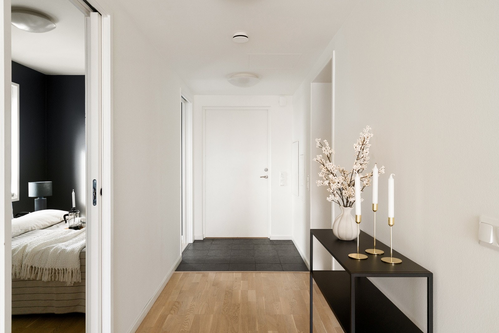 Entre med plass til oppheng av yttertøy og sko. Galleribilde