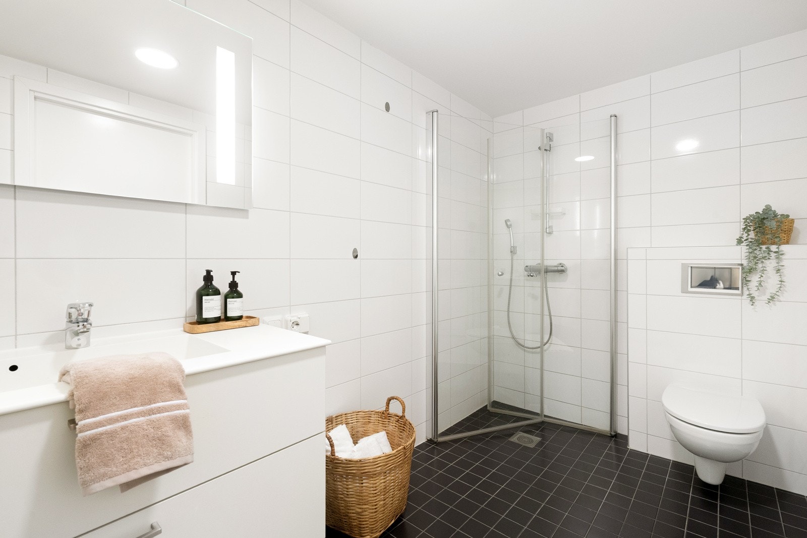 Helfliset bad med seksjon med helservant, dusjhjørne og vegghengt toalett. Galleribilde