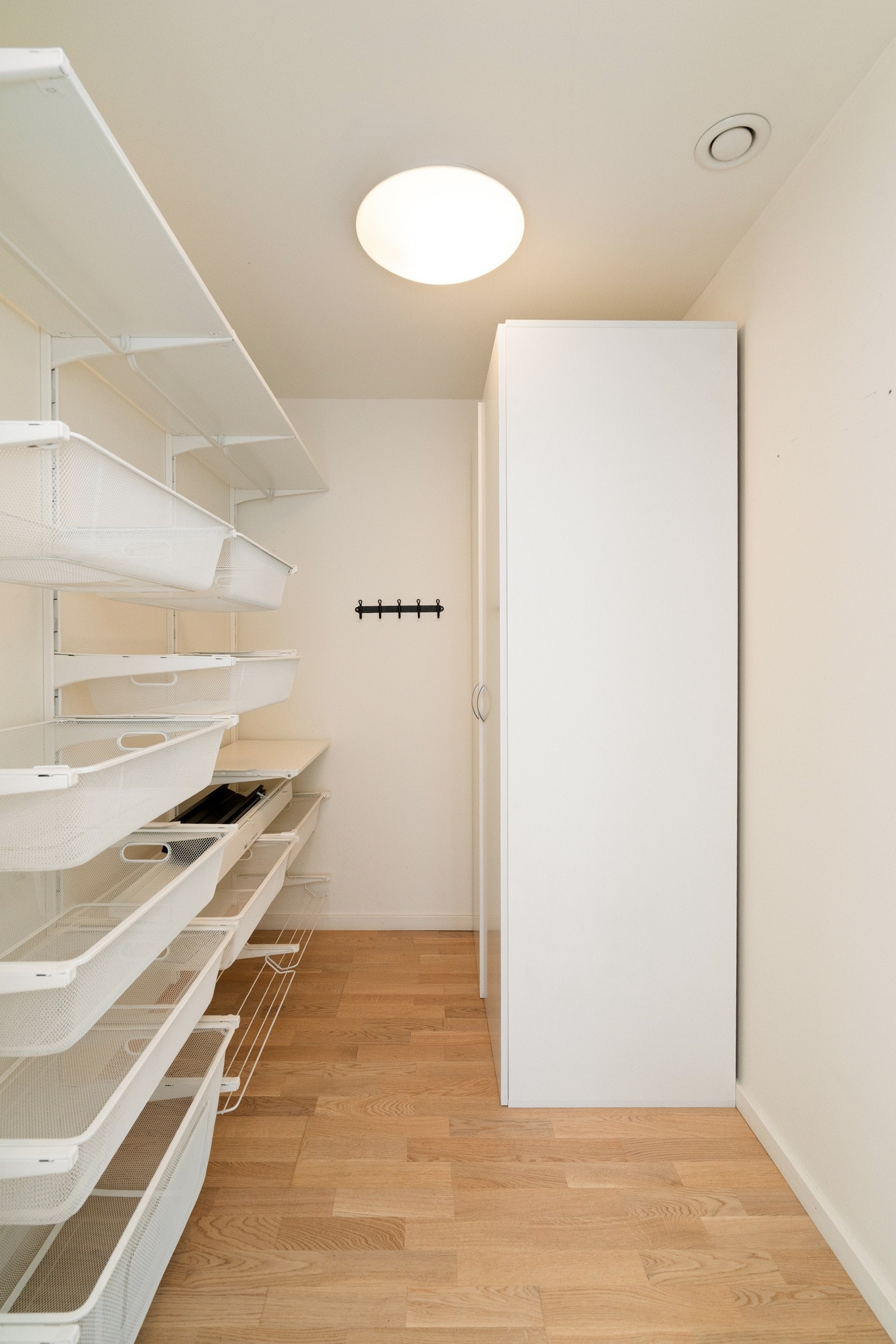 Du har en egen innvendig bod med plass til alt du ikke ønsker å ha fremme til enhver tid. Galleribilde