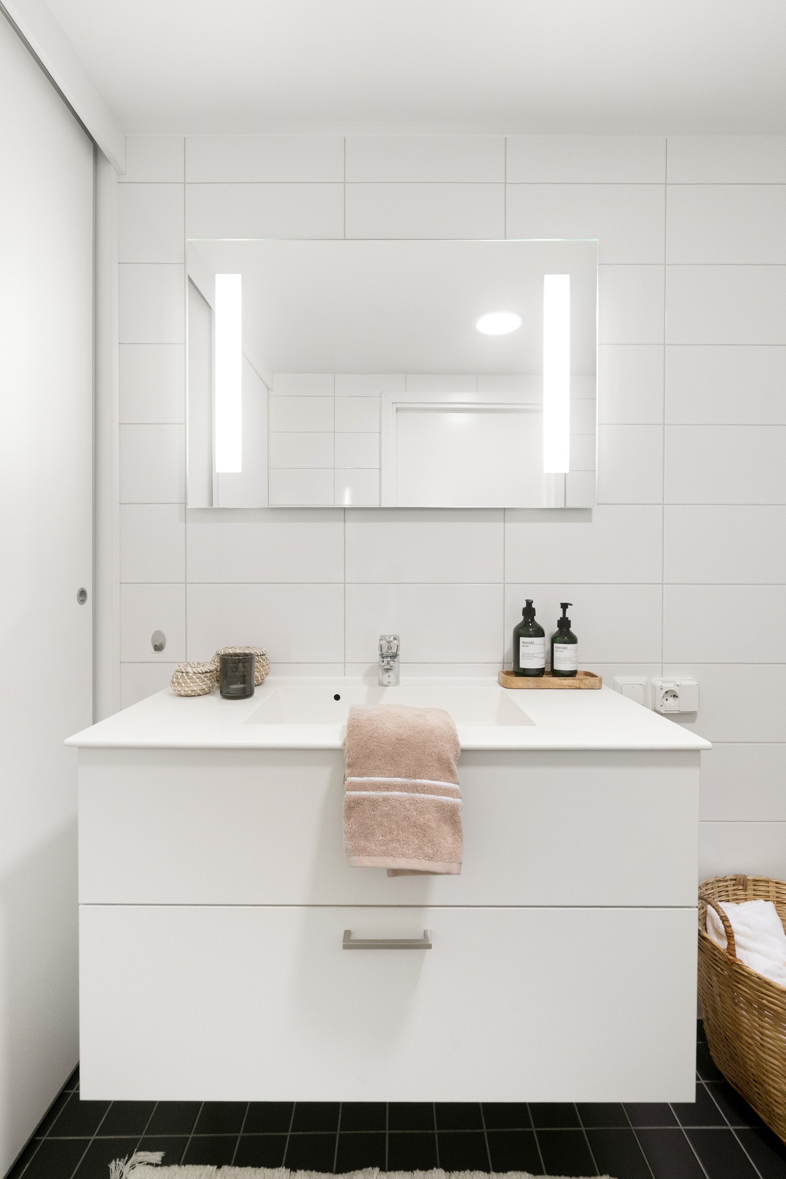 Det er i tillegg speil med belysning og opplegg for vaskemaskin. Galleribilde