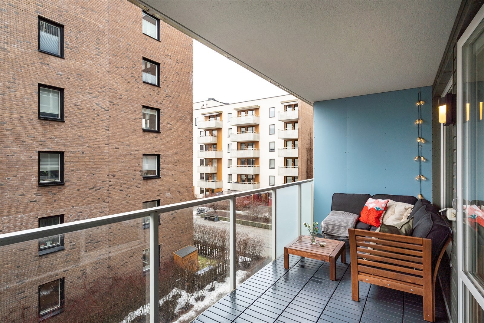 Fra stuen trer du direkte ut på en solrik balkong på ca. 9,5 kvm - ideell for morgenkaffen eller en kveldsdrink i friluft. Galleribilde