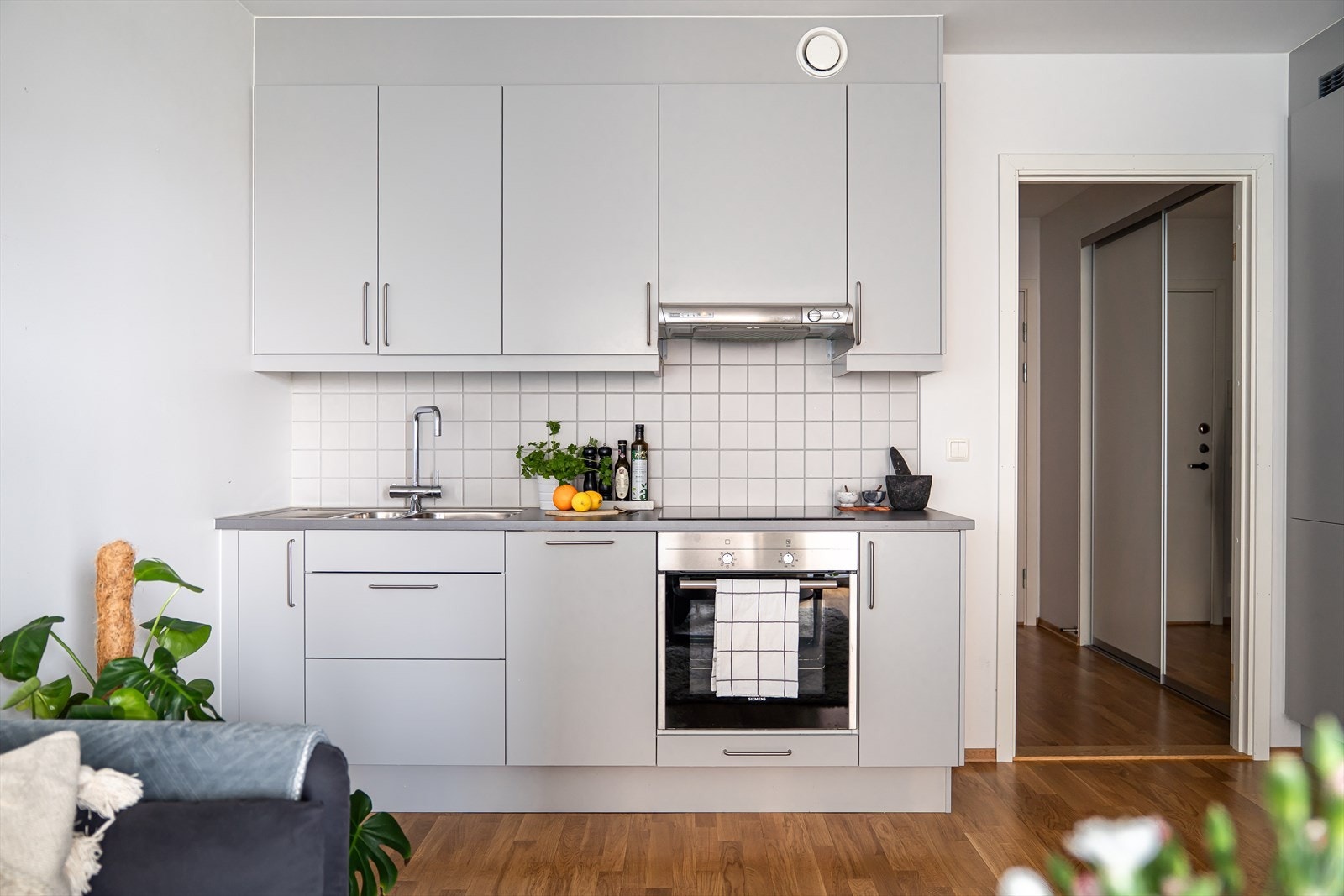 Integrerte hvitevarer som komfyr, koketopp, oppvaskmaskin og kjøleskap med frys gjør hverdagen enklere - alt medfølger ved salg. Galleribilde