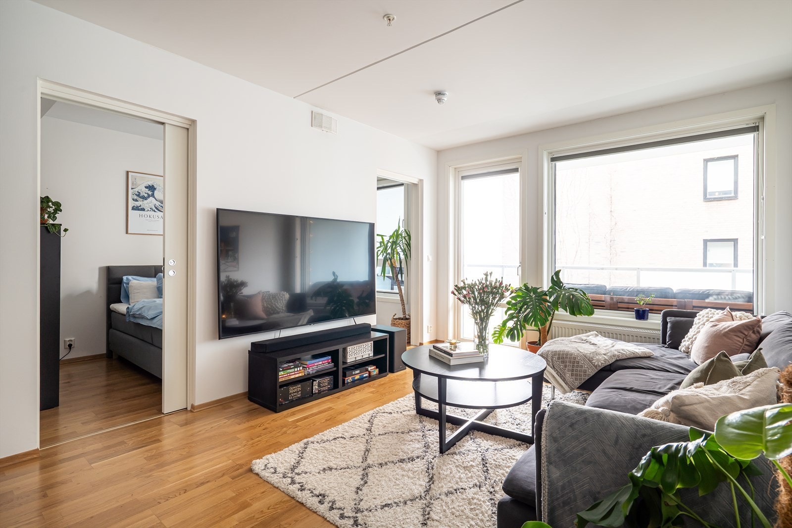 Stuen er i dag innredet med romslig sofa. Her er det også gode muligheter for å møblere med både sofa og spisegruppe. Galleribilde