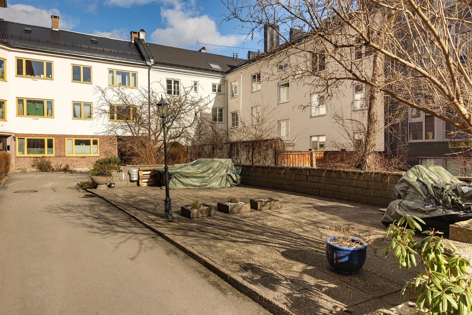 Fellesområdene har hyggelige sittegrupper og beplantning på sommerstid. Galleribilde