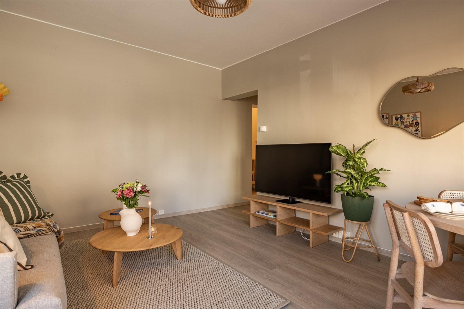 Delikat stue med god plass til sofa, spisebord og tilhørende møblement. Galleribilde