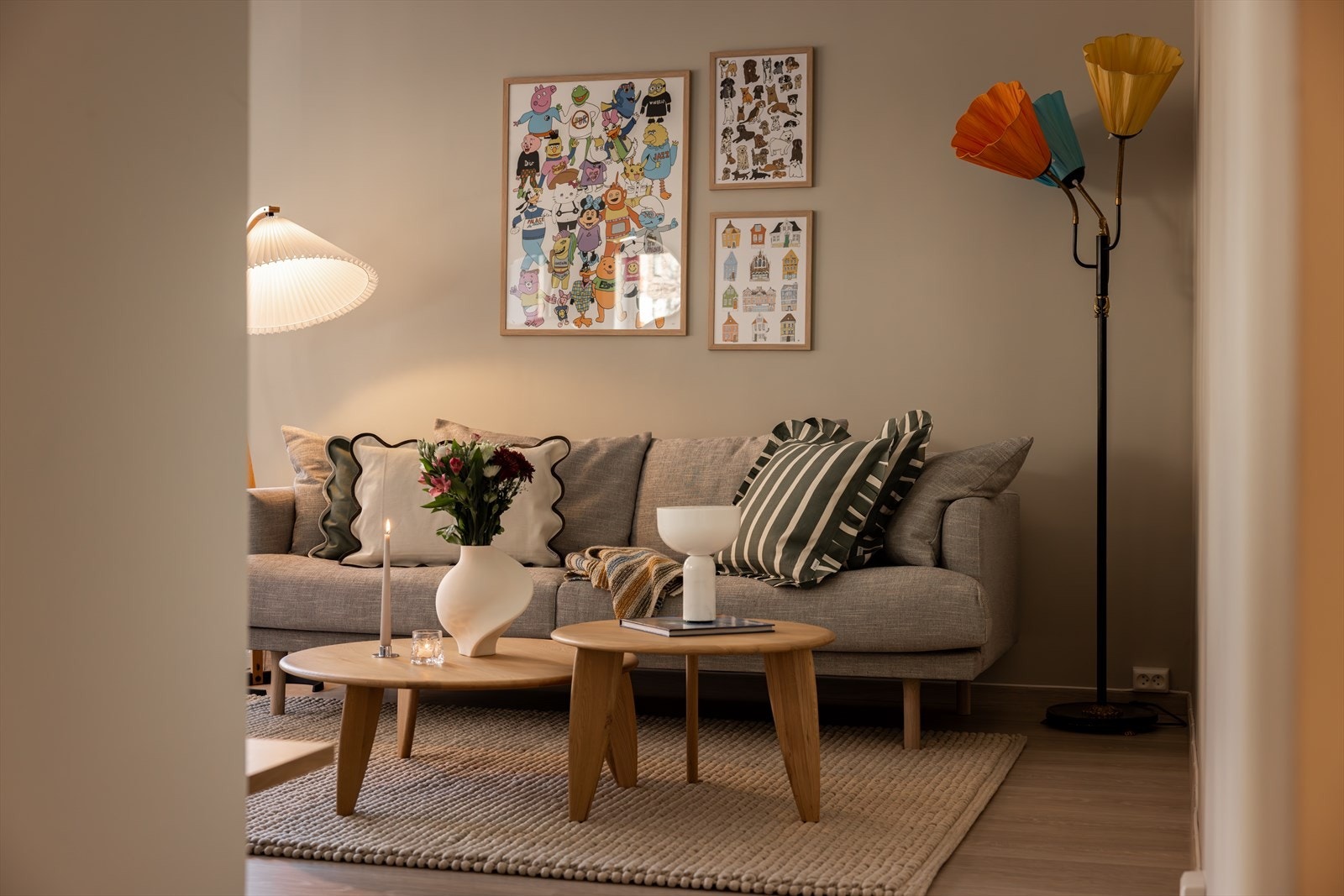 Store, lettmøblerte oppholdsrom og tiltalende fargevalg gjør det enkelt å innrede. Galleribilde