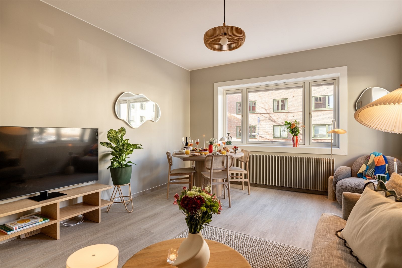 Videre kan leiligheten friste med store vindusflater og en god takhøyde som sørger for fine lysforhold og en luftig atmosfære. Galleribilde