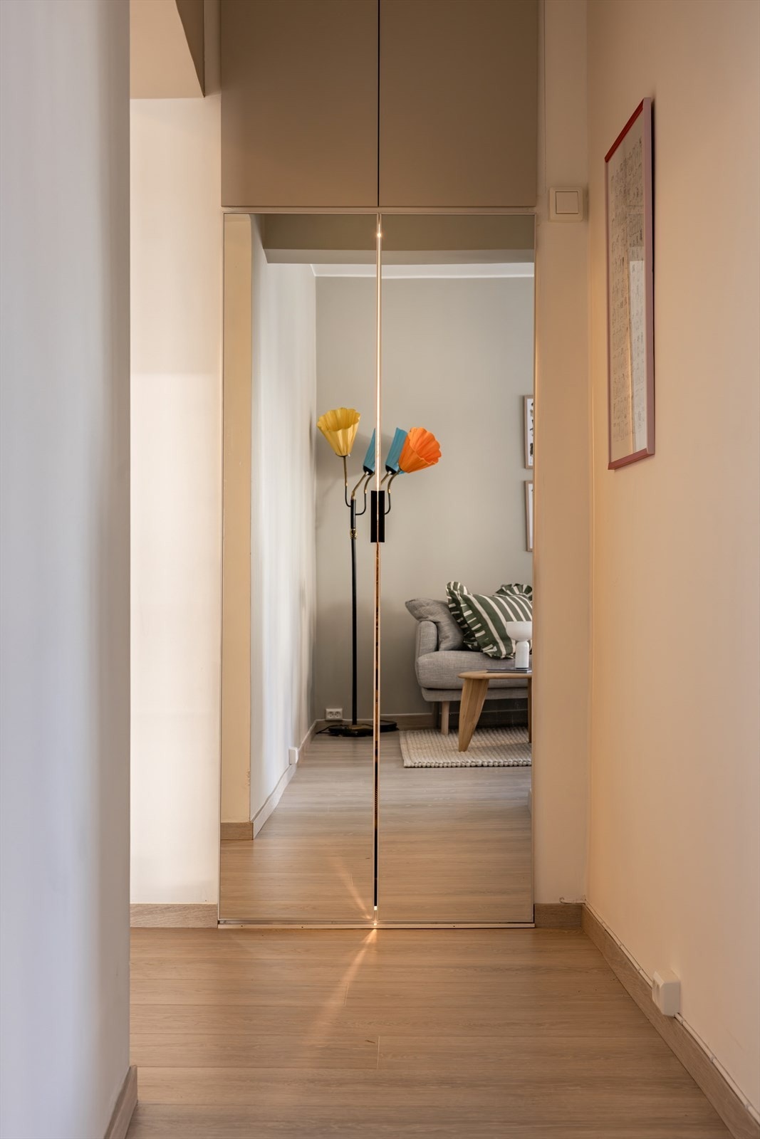 Innbydende entré som gir et flott førsteinntrykk av leiligheten. Galleribilde