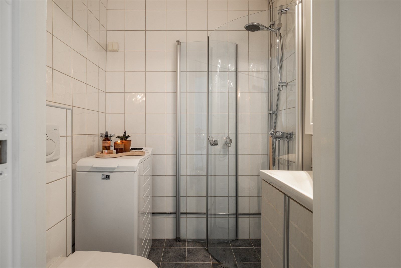 Flislagt bad av god størrelse med behagelig gulvvarme og vaskemaskin. Galleribilde