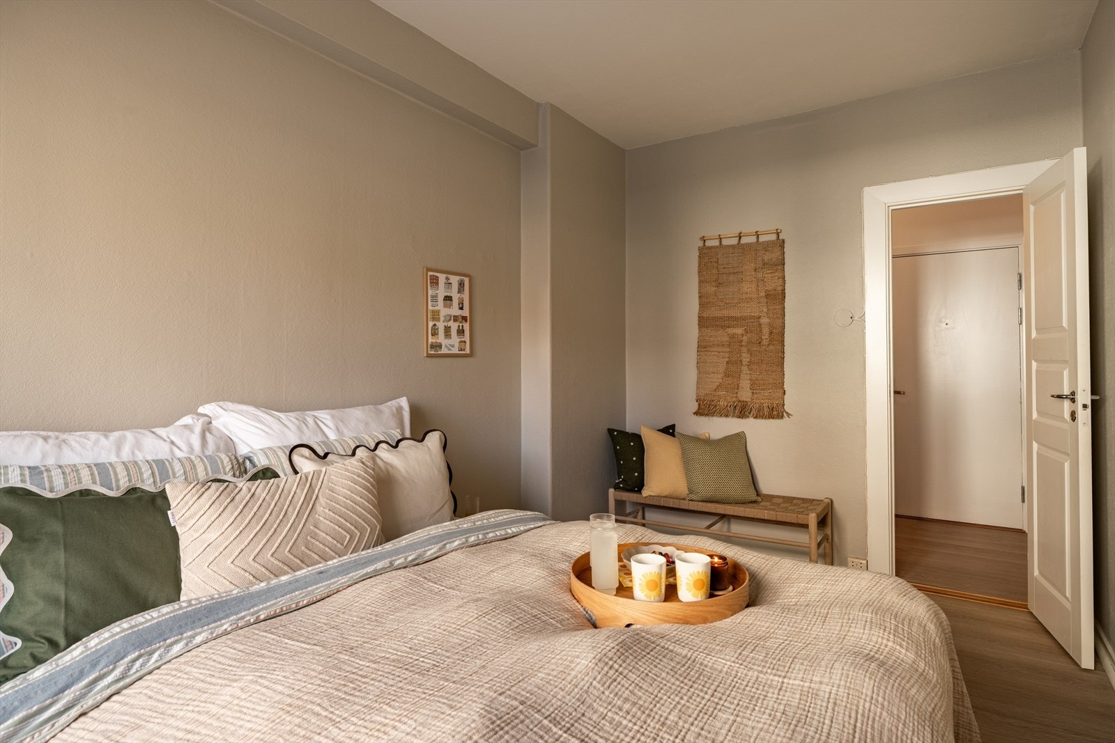 Her er det plass til dobbeltseng, nattbord og klesoppbevaring. Galleribilde