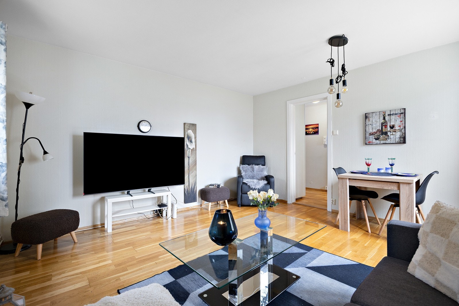 Her er det god plass til en koselig sittegruppe og TV. Galleribilde