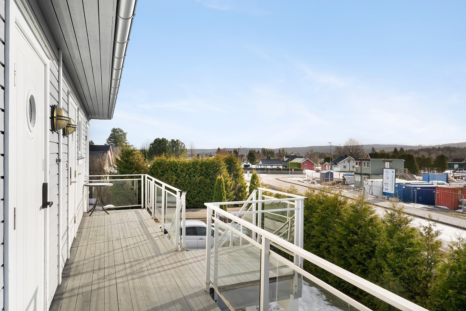 Boligen har balkong ved inngangsparti. Galleribilde
