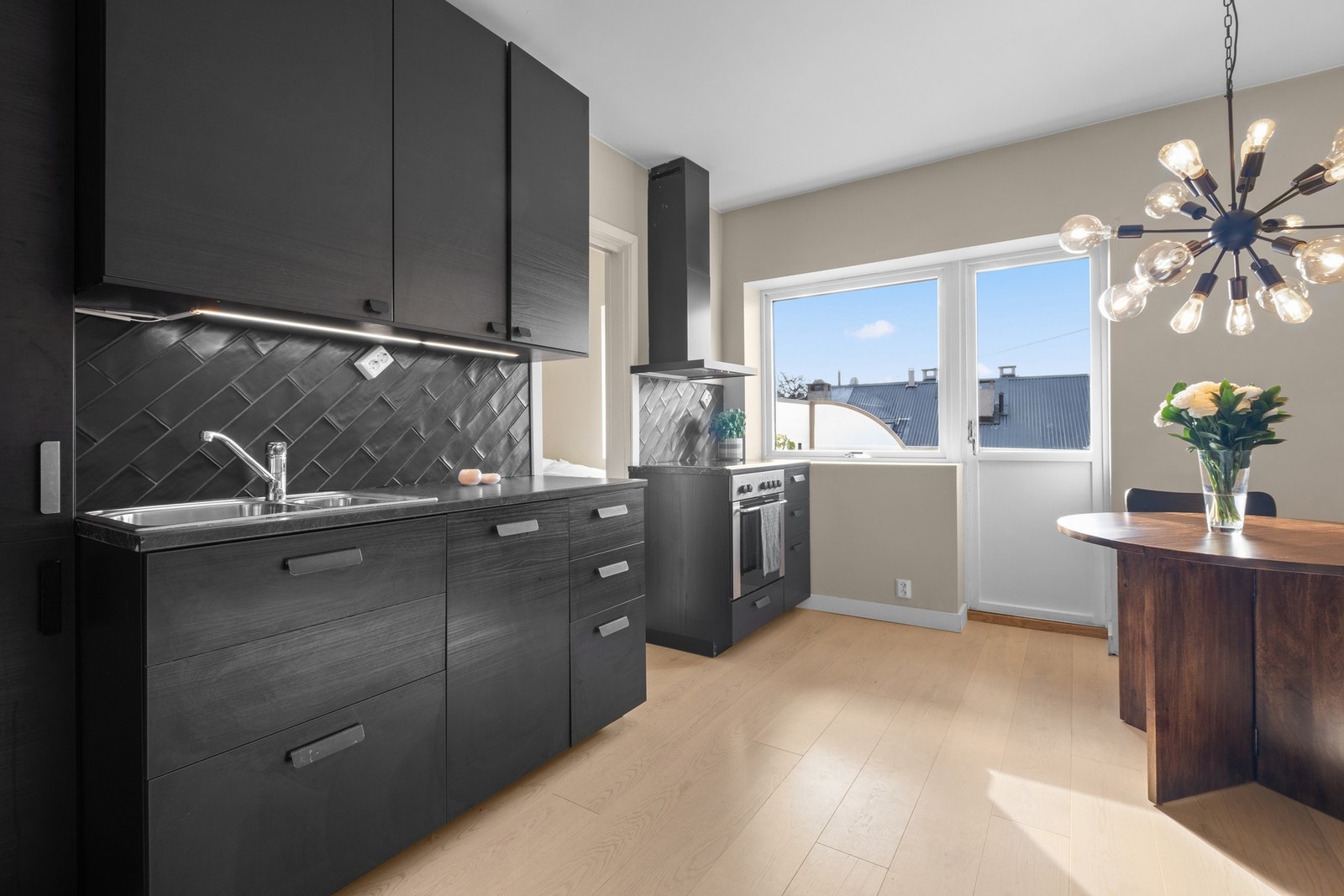 Laminert benkeplate og fliser over benk gir et elegant uttrykk. Galleribilde