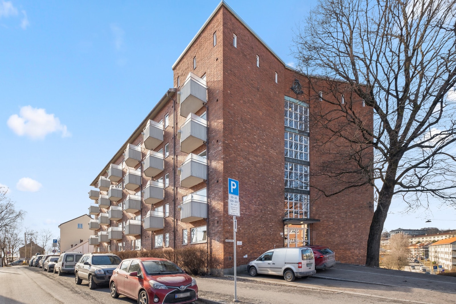 Leiligheten ligger i byggets 2. etasje med heis. Galleribilde