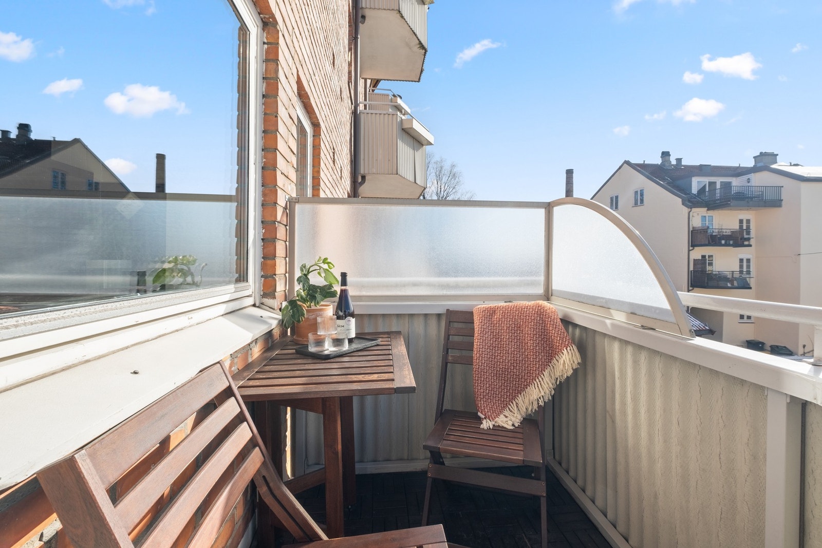 Her er det plass til et lite caféssett, perfekt for morgenkaffen eller en avslappende stund i solen. Galleribilde