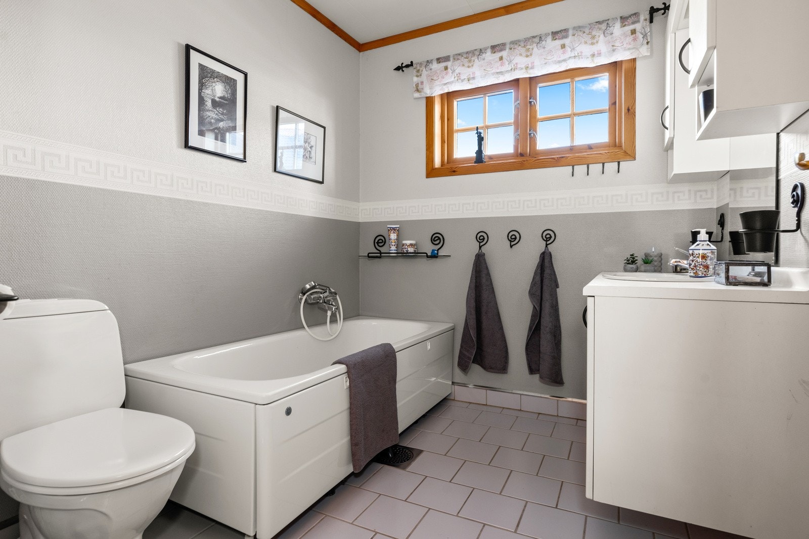 Bad i 1. etasje fra 1989. Rommet har innredning med nedfelt servant, gulvfestet toalett og badekar, som gir en deilig mulighet for avslapning. Galleribilde