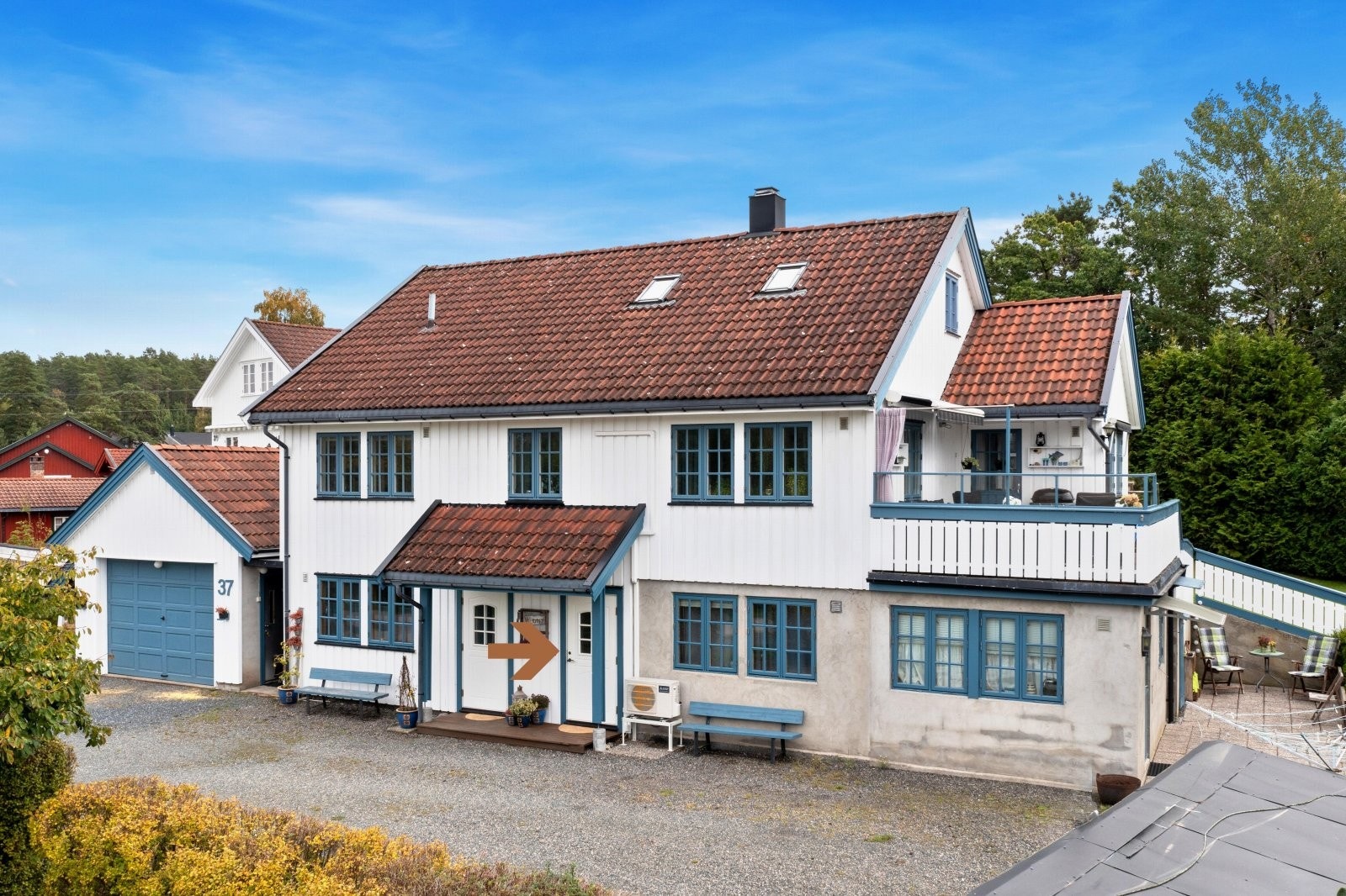 Separat leilighet som kan benyttes som generasjonsbolig eller utleiedel. Inngangen er merket med pil. Galleribilde