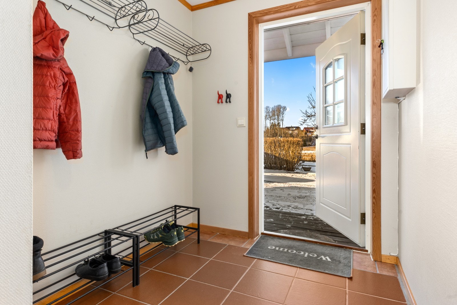 Varmekabler i vindfang, hall m/trapp og bad/vaskerom i underetasje hoveddel. Galleribilde