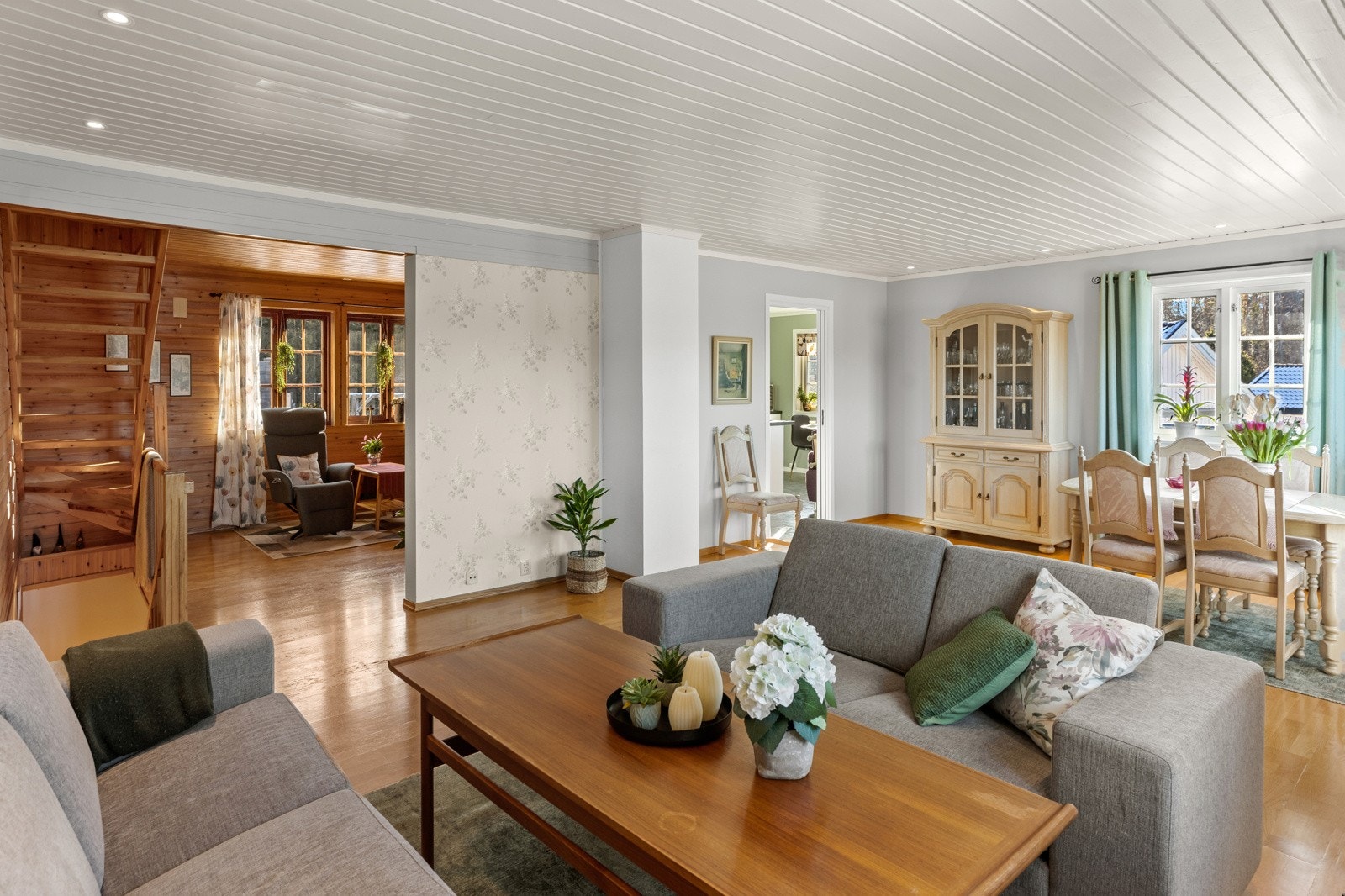 Stuen og spiseplassen er romslige og åpne, og gir gode muligheter både for hverdagskos og store familiesamlinger. Galleribilde