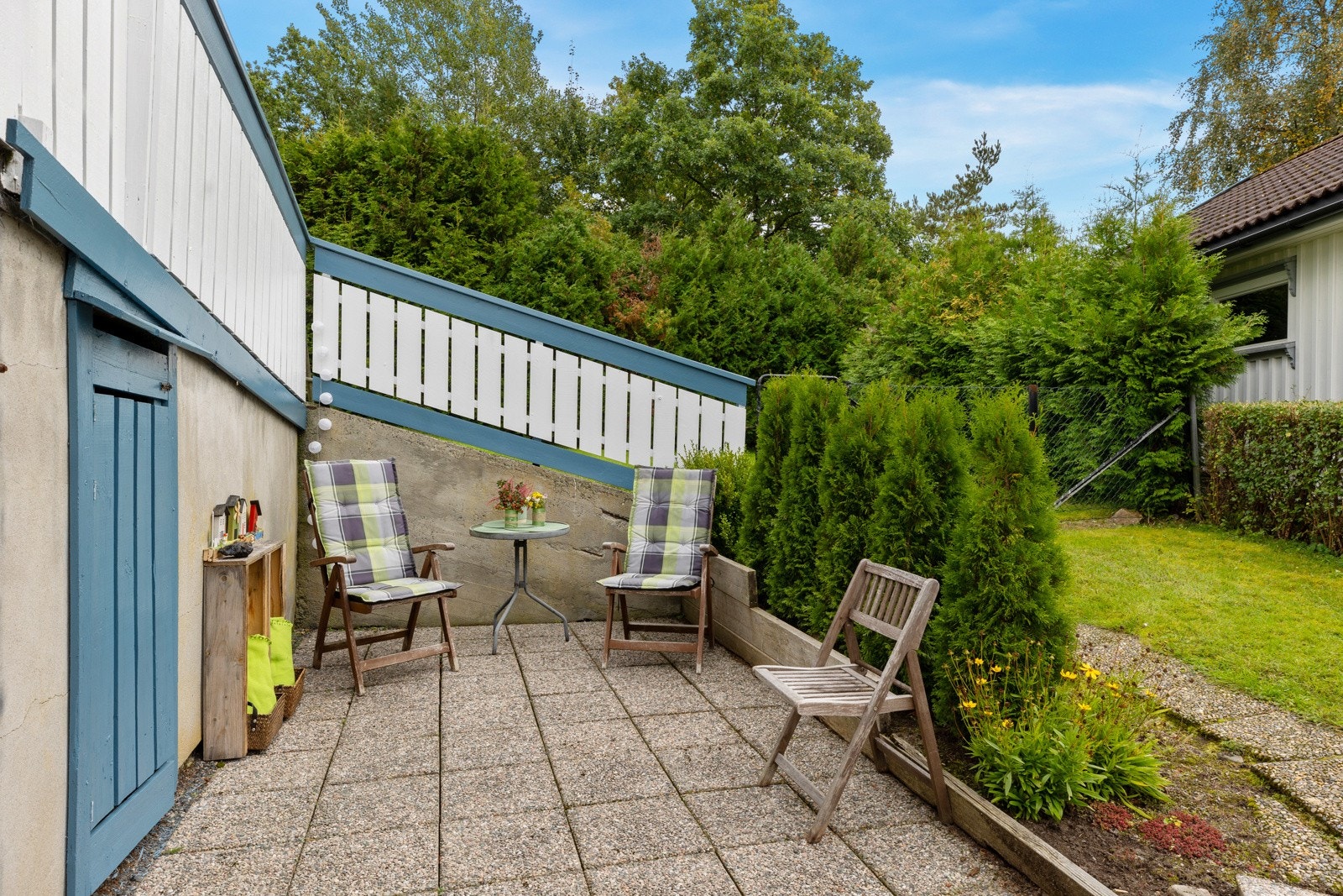 Fra kjøkkenet er det dør ut til terreng. Perfekt når maten som lages innendørs kan nytes utendørs. Galleribilde