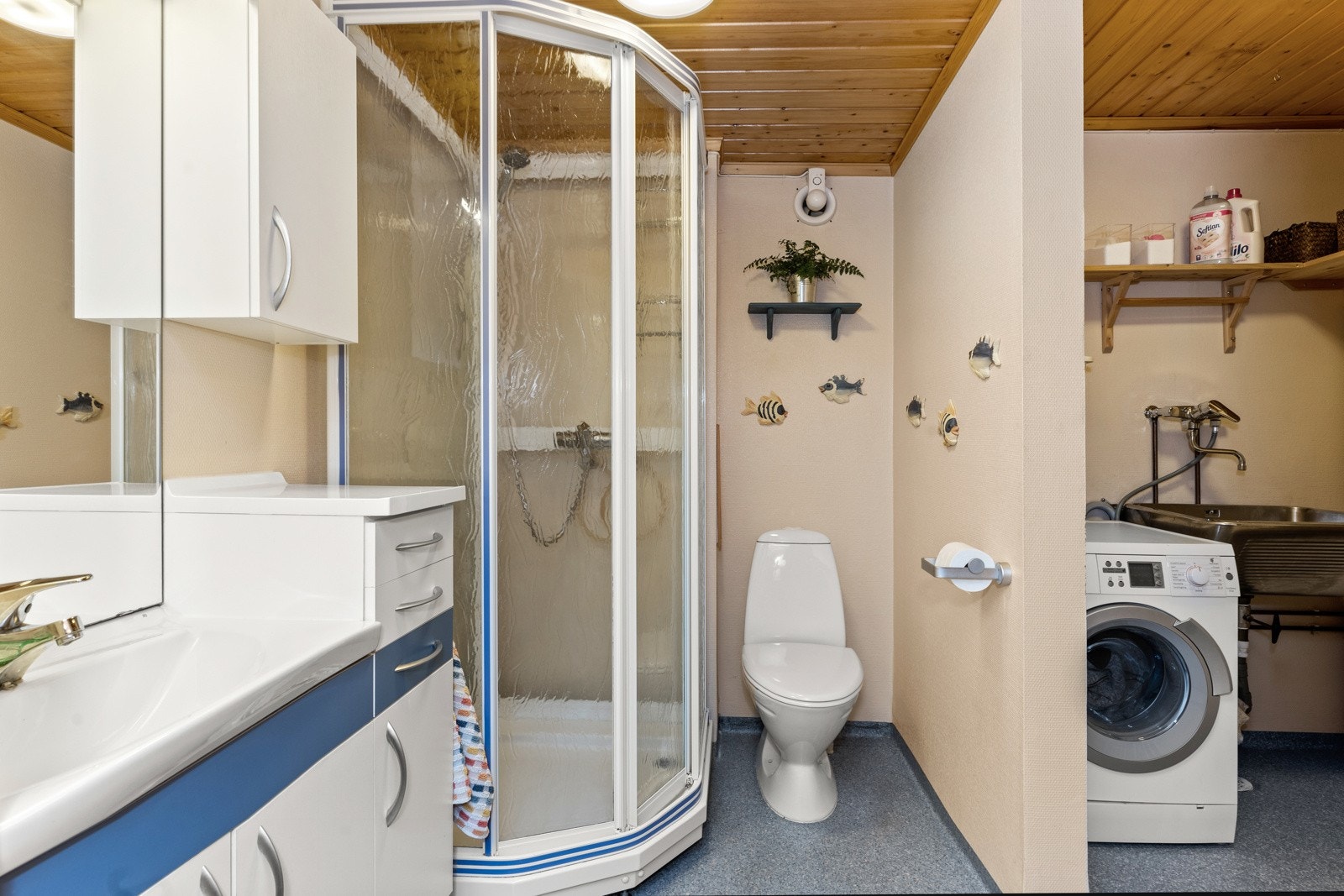 Bad/vaskerom i underetasje hoveddel fra 2000. Rommet har innredning med nedfelt servant, gulvfestet toalett, dusjkabinett og opplegg for vaskemaskin, noe som gjør det praktisk og funksjonelt for hverdagsbruk. Galleribilde