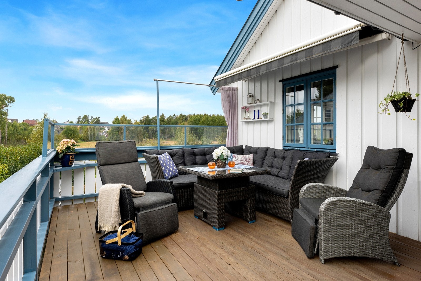 Den vestvendte altanen gir masse sol helt til sent på kveld, mens utyeplassen på baksiden fanger morgensolen. Galleribilde