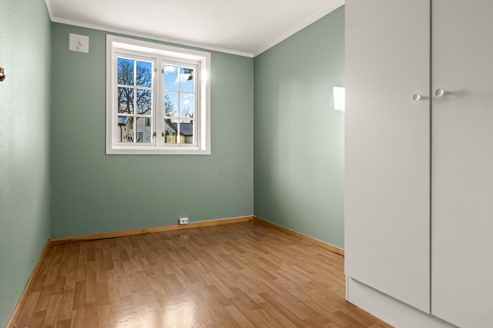 Frittstående garderobeskap på soverommet. Galleribilde