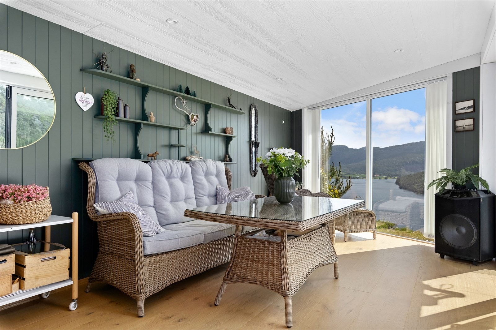 Hage-stue med store vindusflater Galleribilde