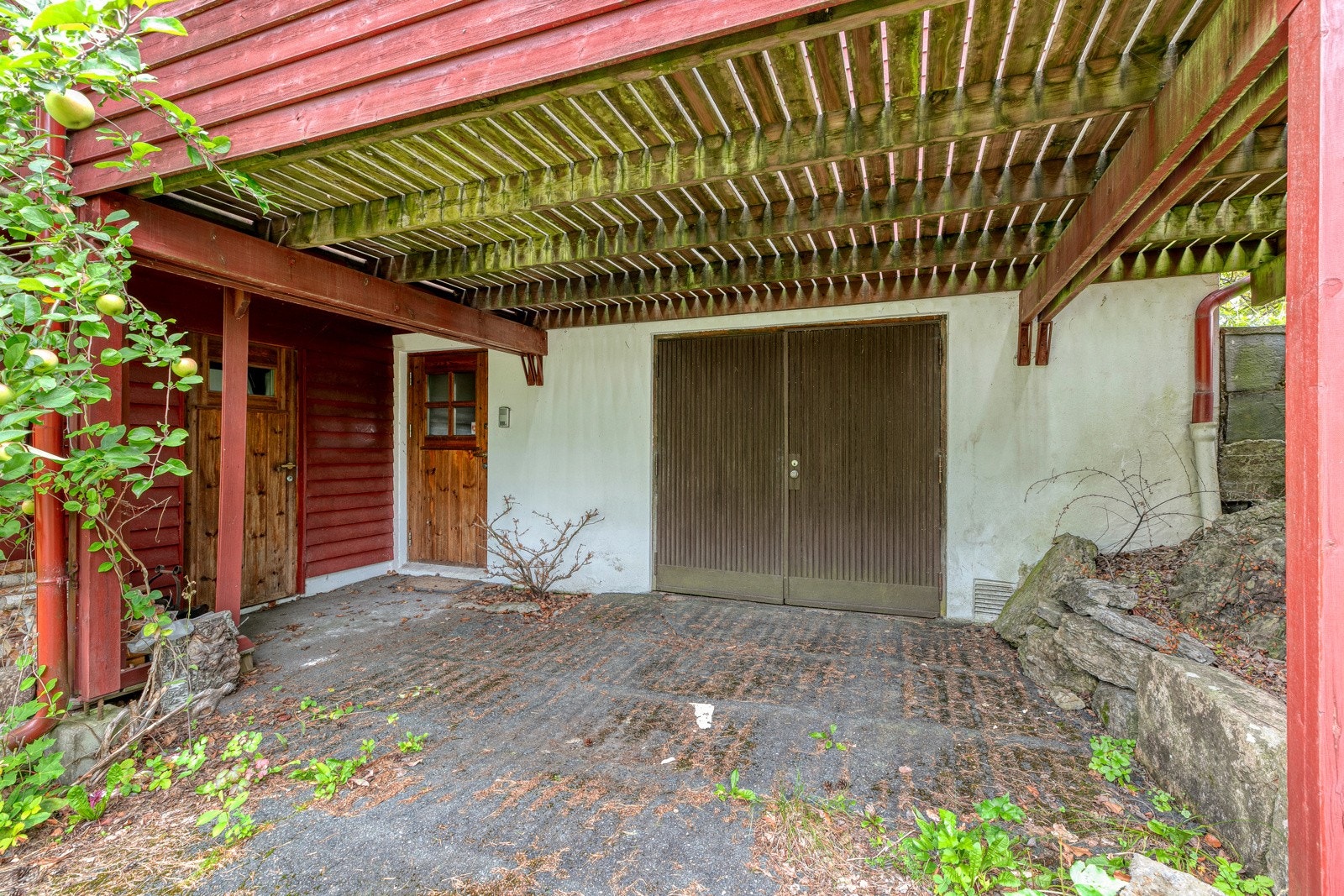 Inngang og garasje under terrassen Galleribilde