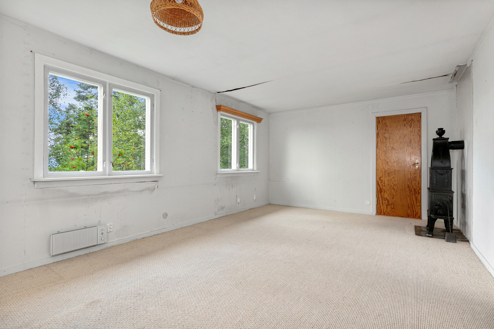 Spisestue med peisovn og utgang til hage Galleribilde