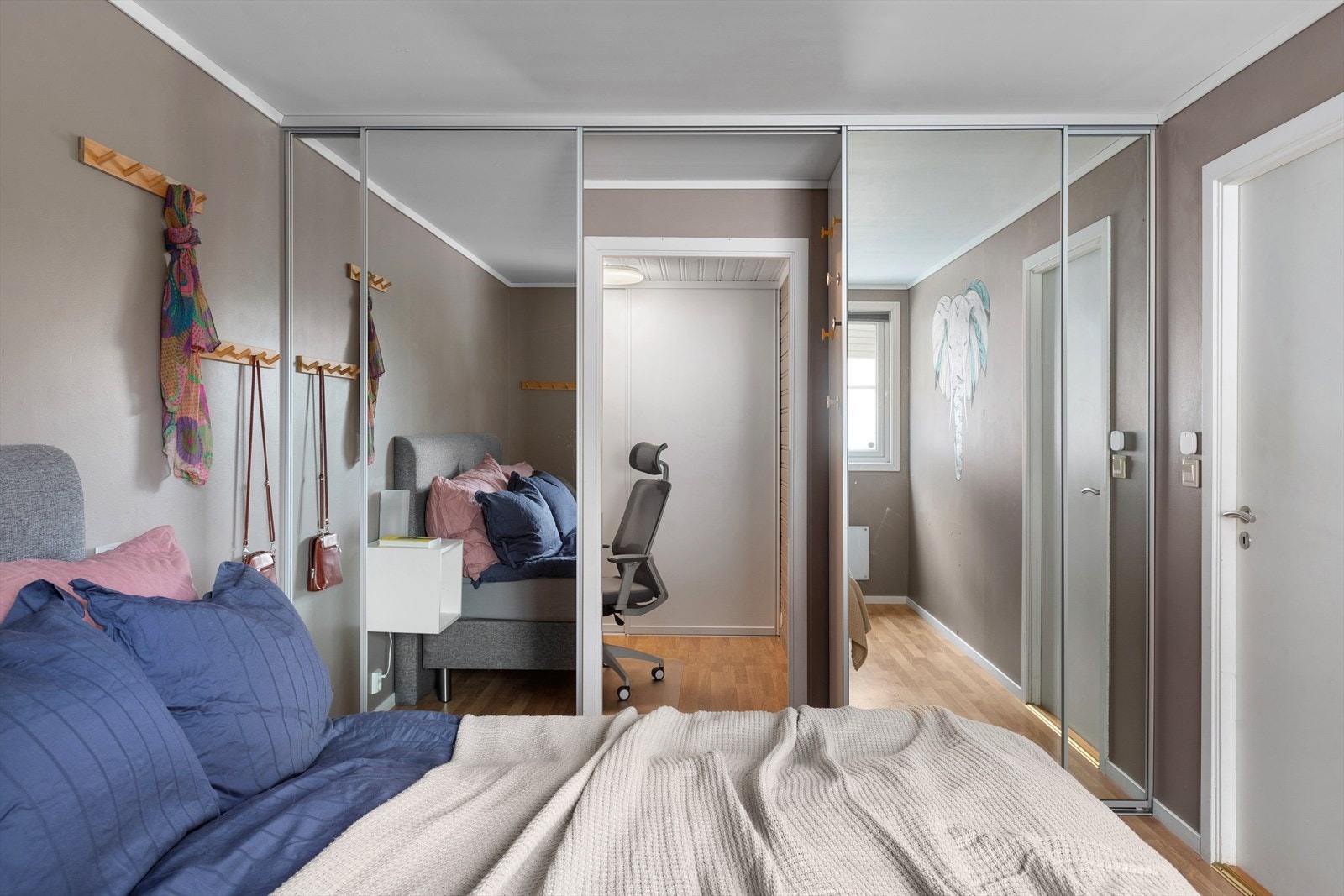 Skyvedørsgarderobe med speilfronter fra gulv til tak gir en romslig følelse og sørger for rikelig oppbevaringsplass Galleribilde