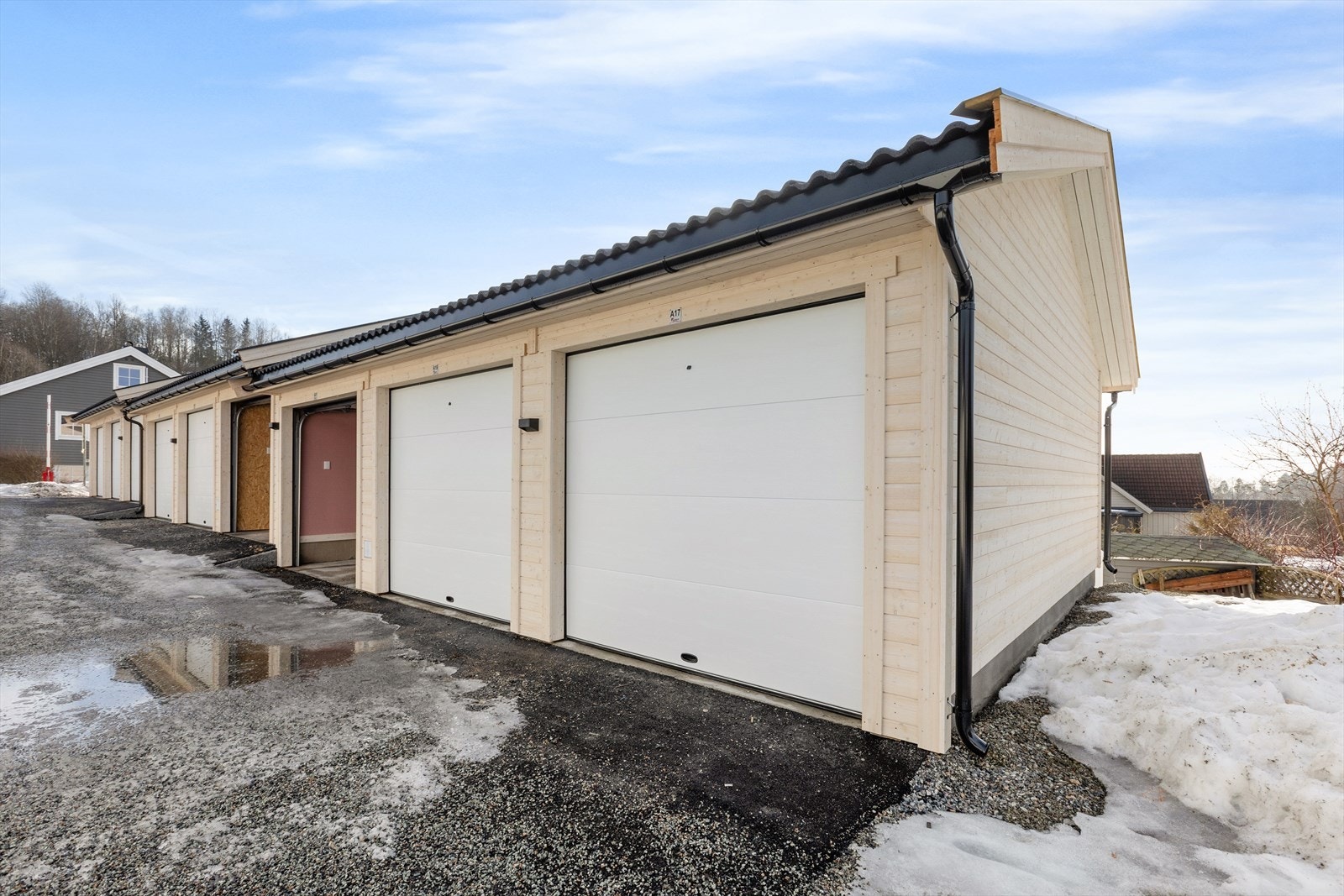 Leiligheten disponerer Garasje A17 i rekke på ca. 18 kvm. Galleribilde