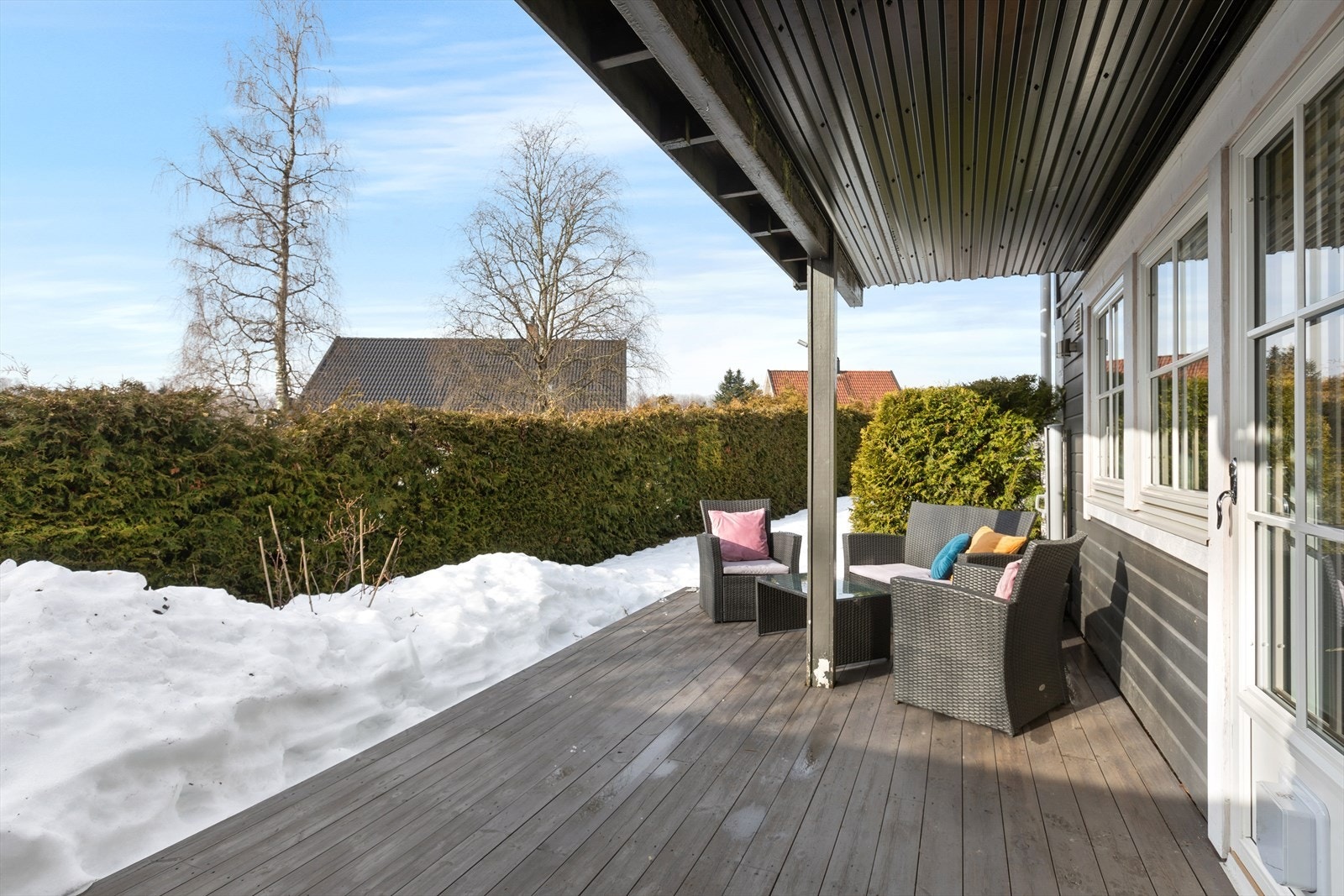 Her er det god plass til utemøbler, og den grønne hekken skjermer for innsyn, slik at du kan nyte en privat og hyggelig uteplass. Galleribilde