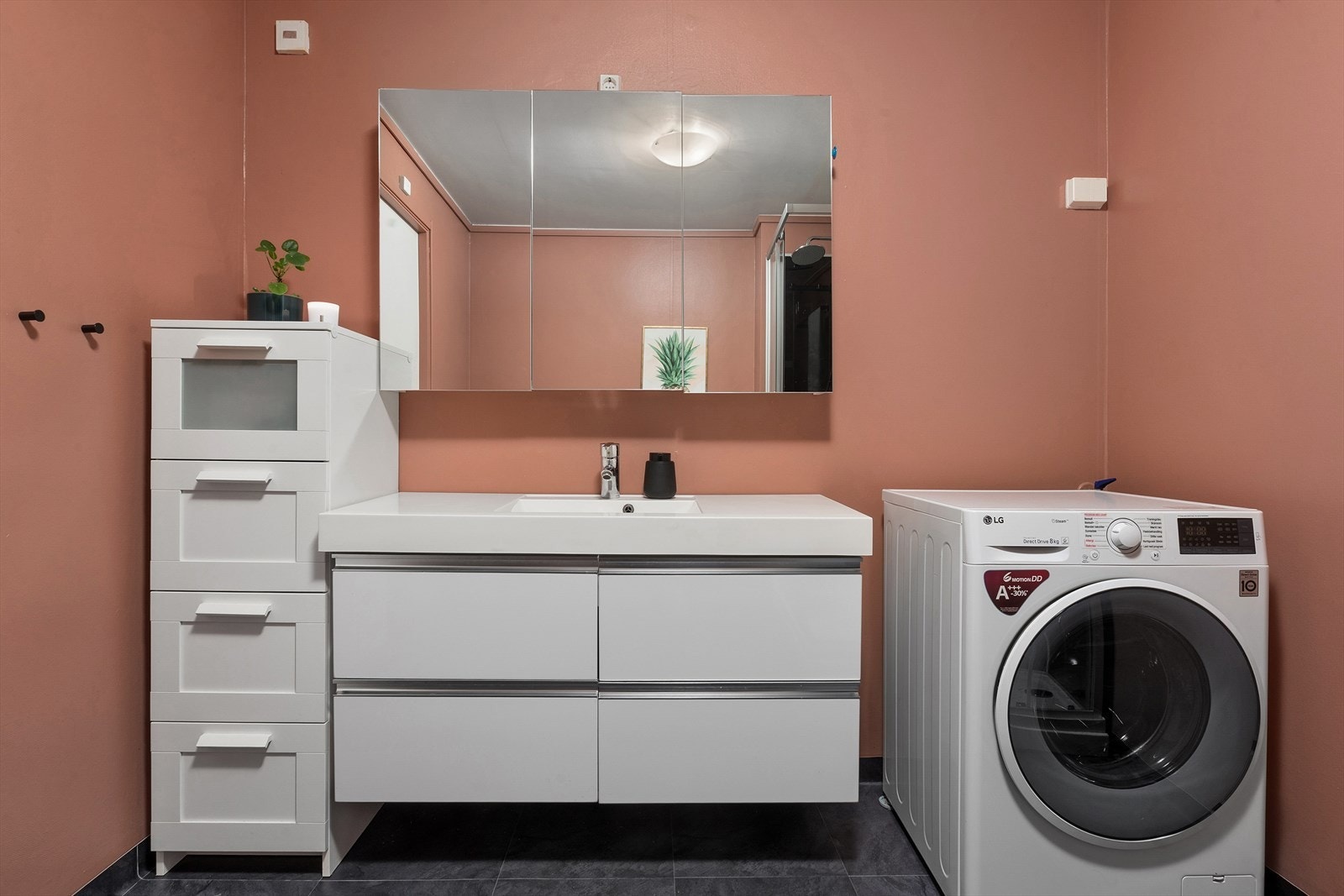 Servantskap med glatte fronter gir god oppbevaringsplass, og en overlimt servant med ettgreps armatur fra Grohe tilfører et stilrent uttrykk. Galleribilde