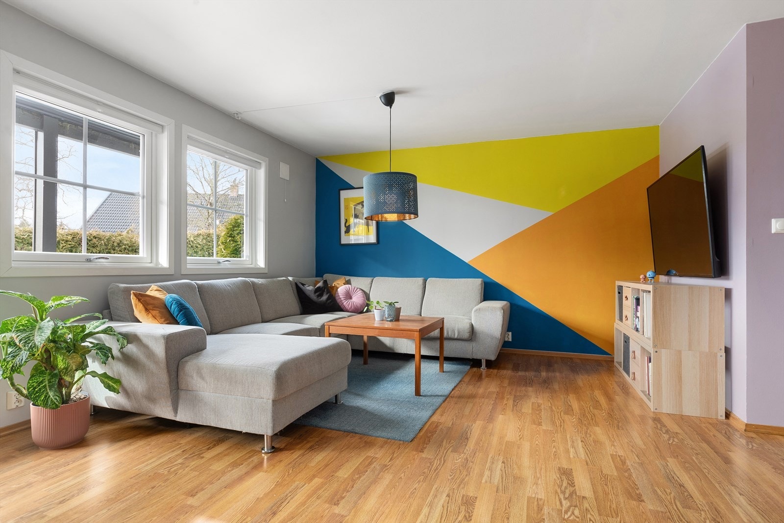 Spennende fargevalg og geometriske detaljer på veggene skaper et stilfullt preg. Galleribilde