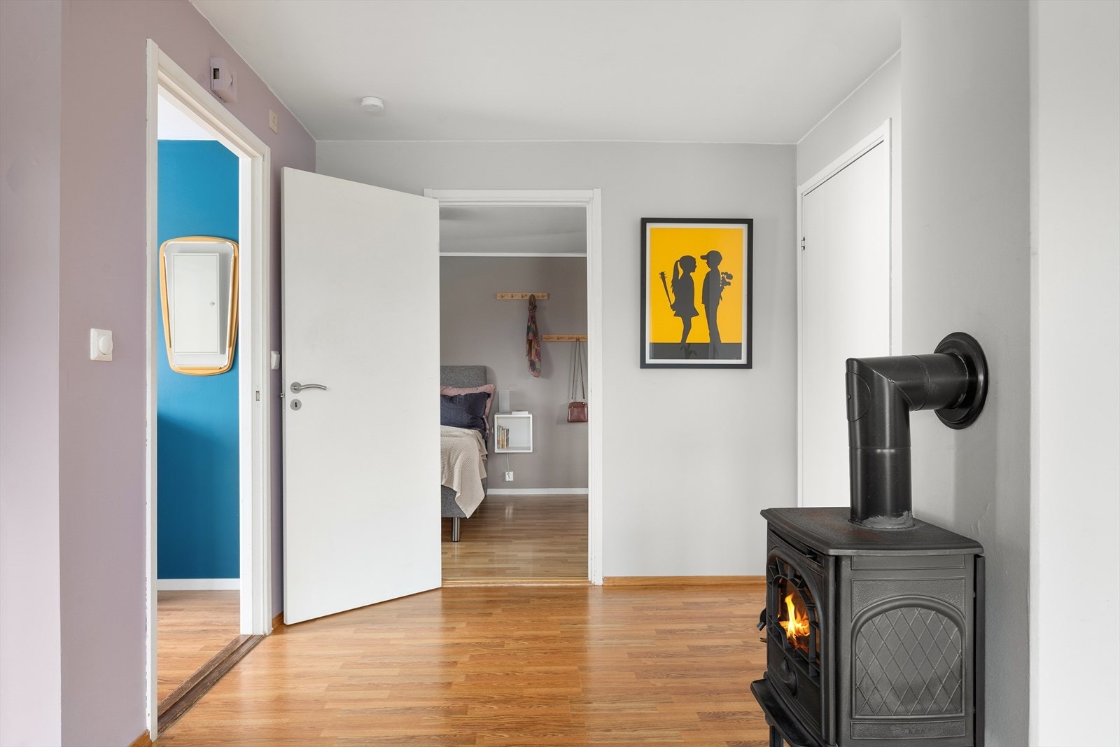 Det er laminatgulv i oppholdsrom. Galleribilde