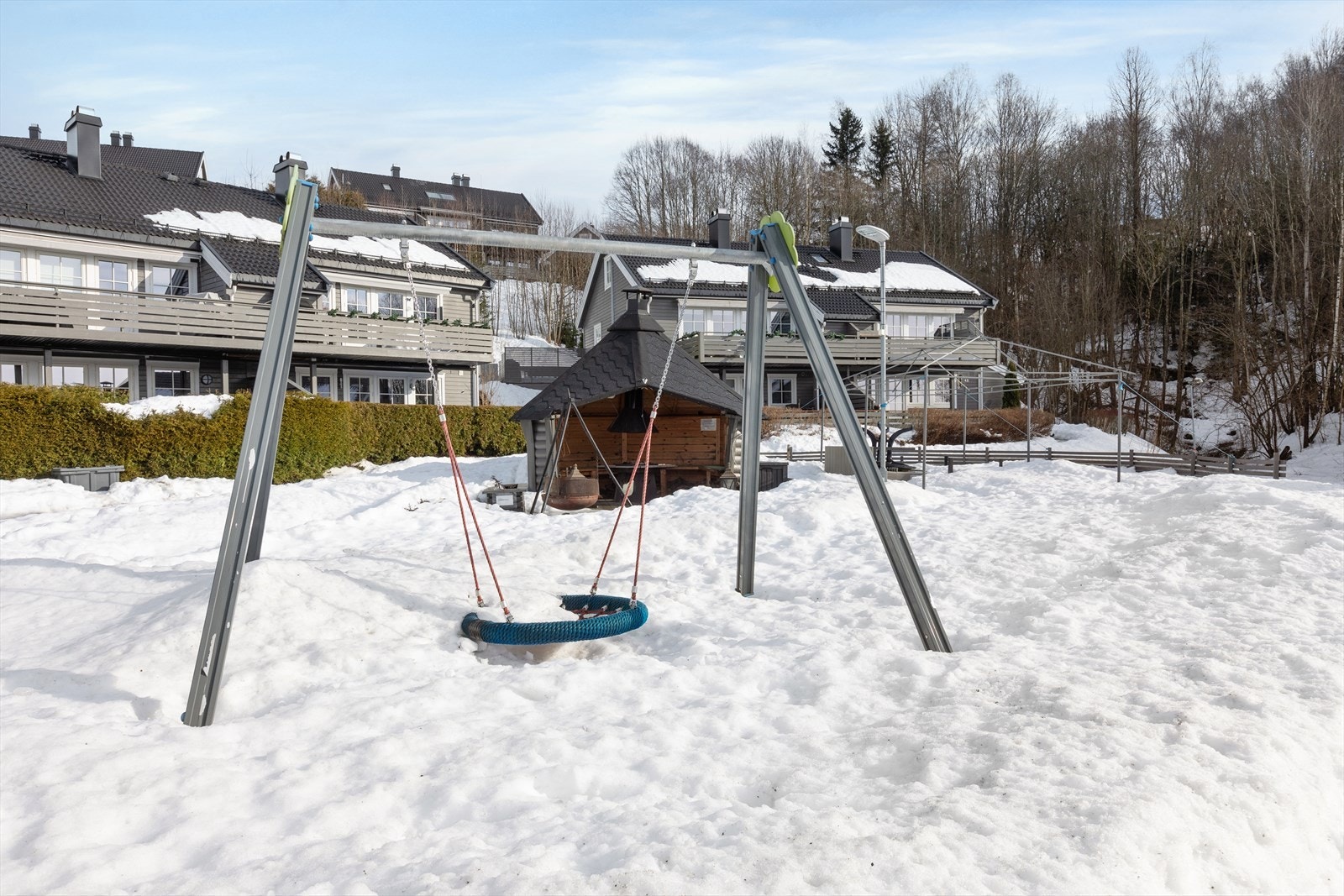 Borettslaget har felles uteområder som bidrar til et hyggelig bomiljø, og det er kort vei til grøntområder og turstier i nærområdet. Galleribilde