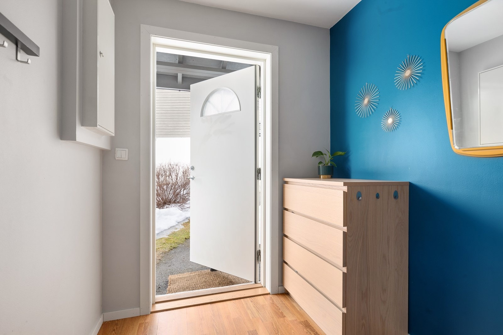 Velkommen inn! Lys og innbydende entré med plass til oppheng av yttertøy og skotøy. Galleribilde