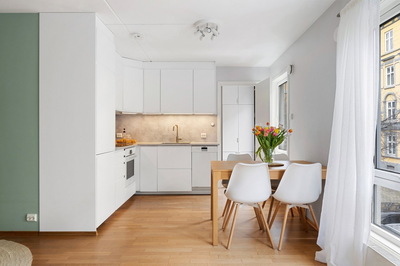 3-roms selveier med balkong og heis. Hyggelig og skjermet beliggenhet i miljøgate på Tøyen Galleribilde