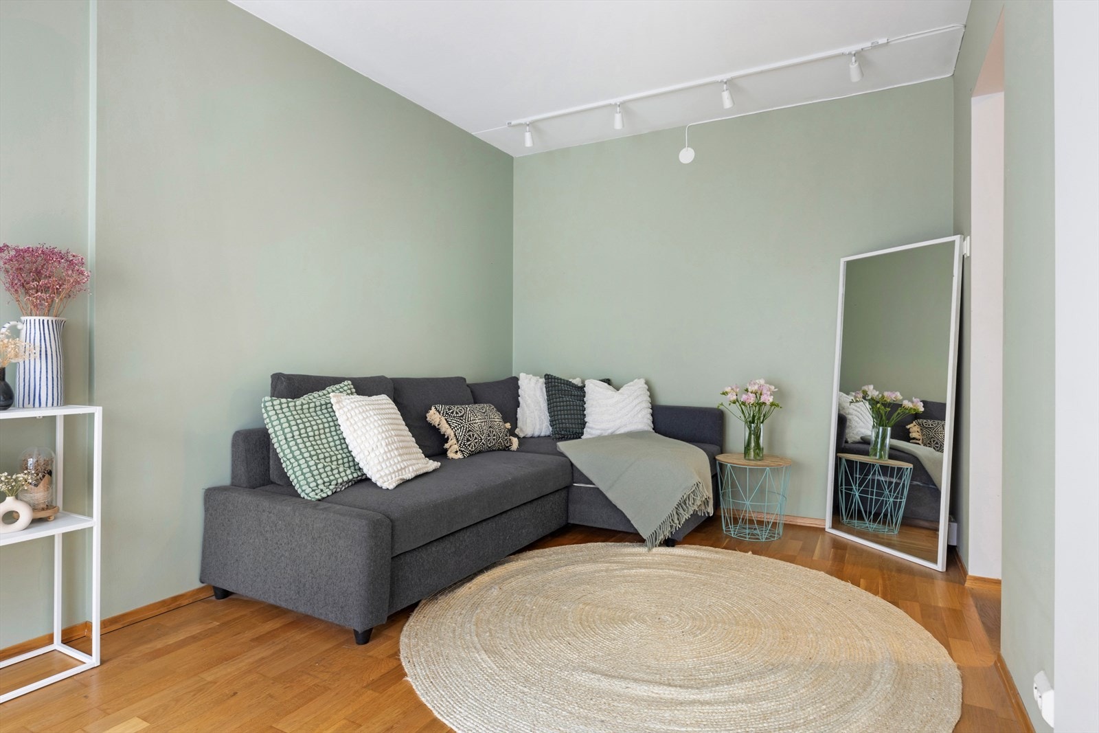 Sameiet har fellesavtale med Blix som leverer internett. Den enkelte seksjonseier må inngå egen avtale med for eksempel Viken Fiber / Strim.no / Riks-TV dersom det er ønskelig med TV Galleribilde