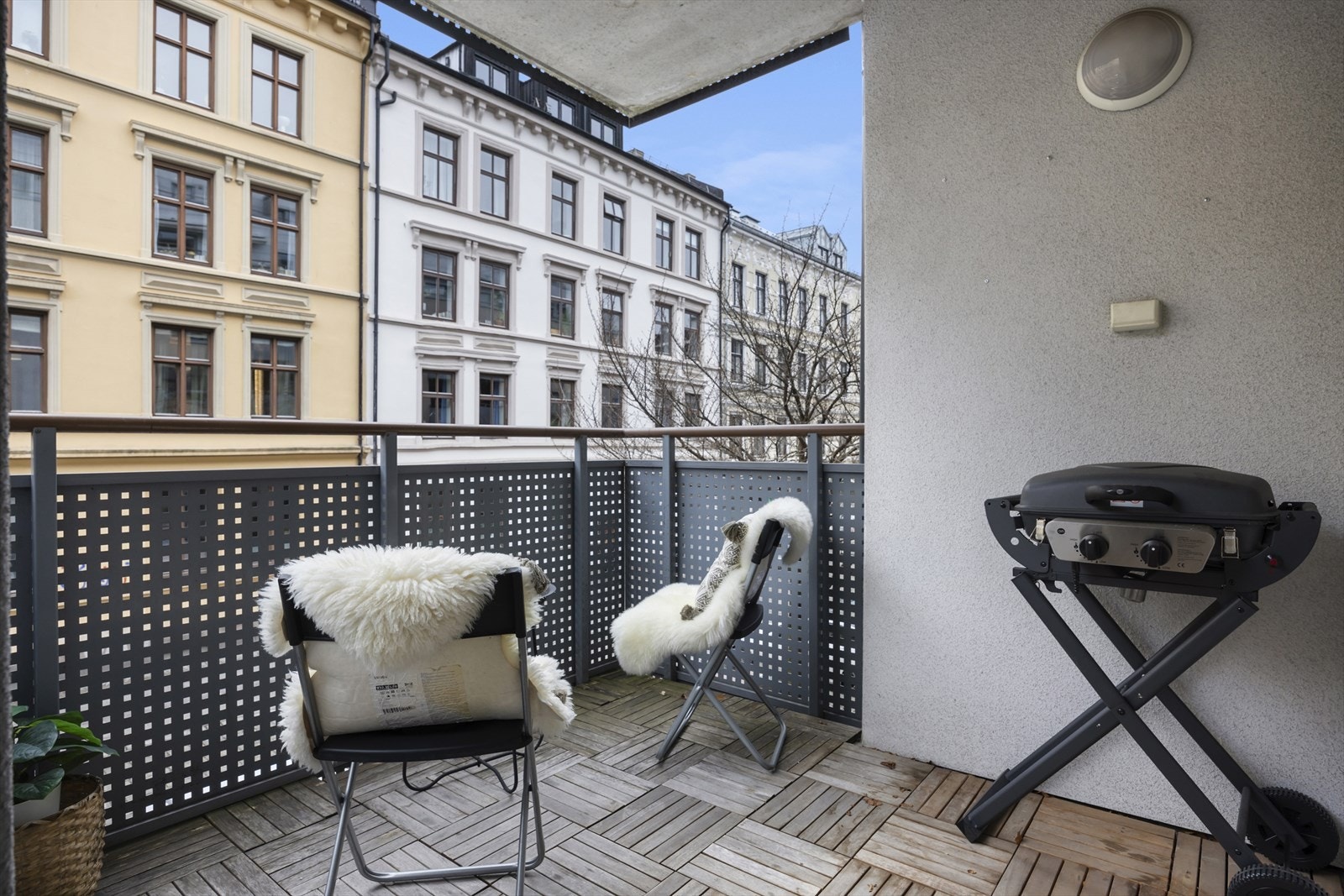 Balkong utstyrt med utebelysning og stikkontakt. God plass til både sittegruppe og grill Galleribilde