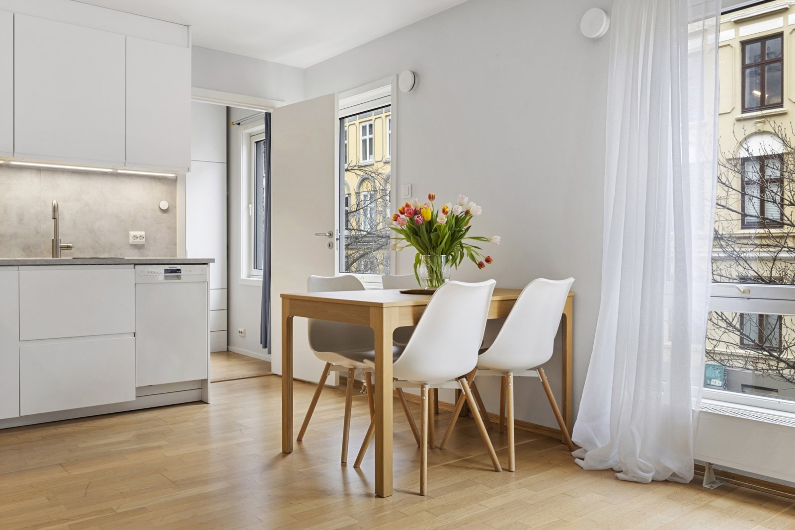 Godt med lysinnslipp, parkett på gulv og lymalte overflater Galleribilde