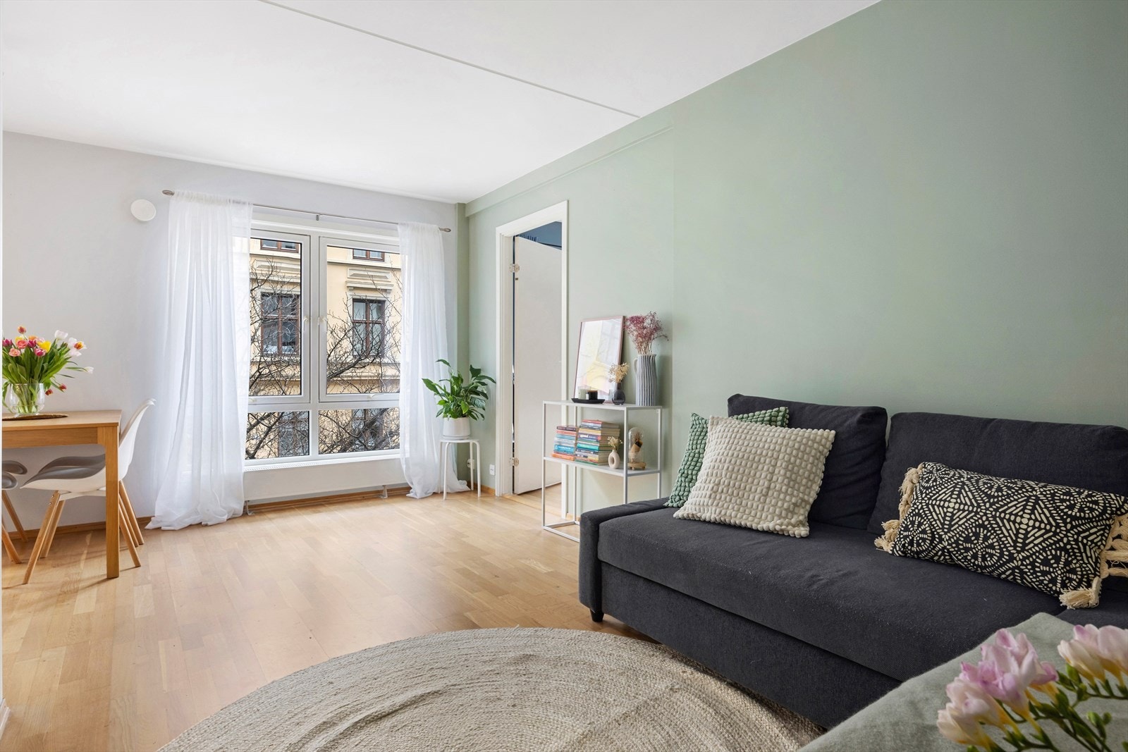 Store vindusflater og rikelige med lysinnslipp Galleribilde