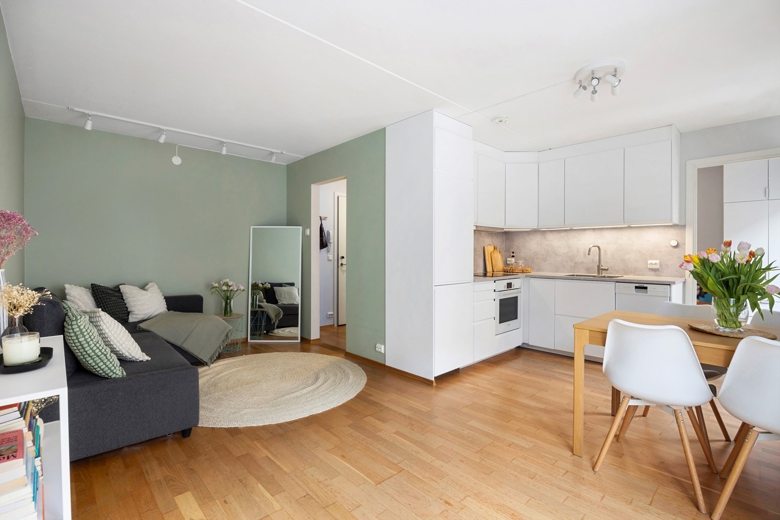 Plass til både sofagruppe og spisebord Galleribilde