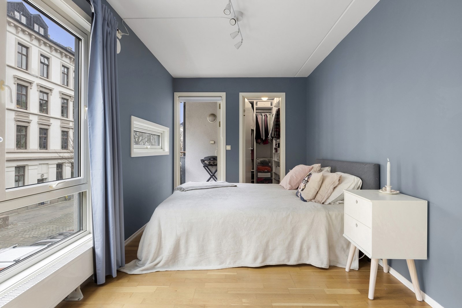 Hovedsoverom med walk-in closet og utgang til balkong Galleribilde