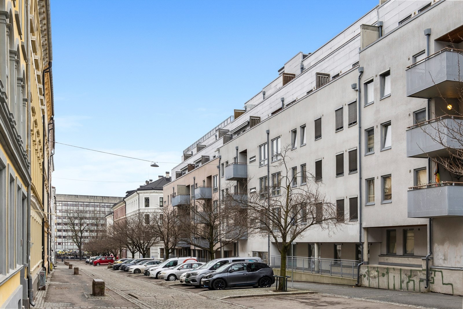 Leiligheten har rolig og skjermet beliggenhet sentralt i hyggelig miljøgate på Tøyen. Kort vei til parker, butikker og kollektivtransport Galleribilde