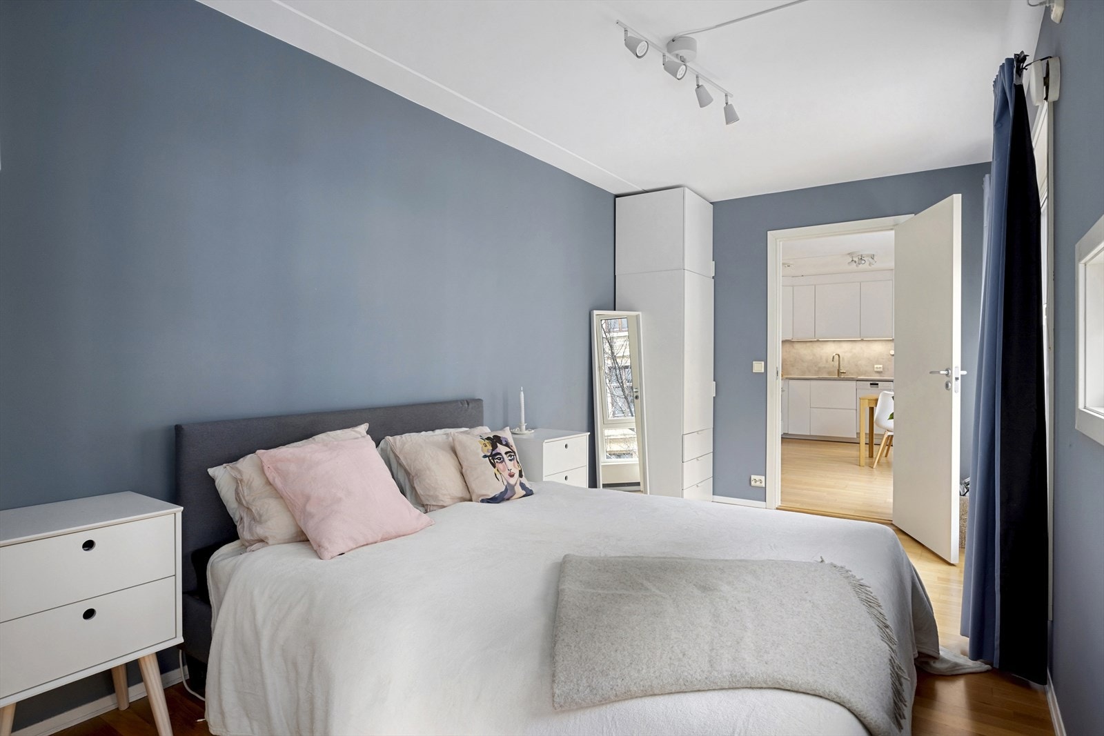 Plass til stor dobbeltseng og garderobeskap Galleribilde