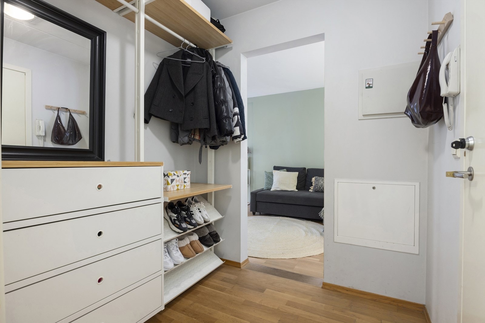 Entré med garderobe. Utstyrt med fordelerskap og sikringsskap Galleribilde