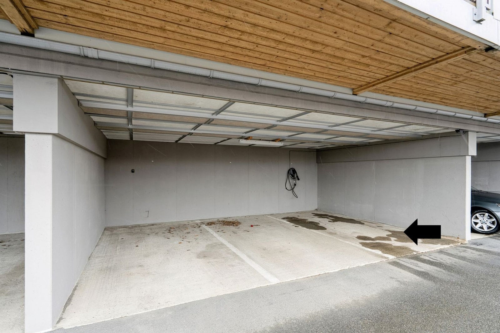 Parkering i carport, her er det installert elbil lader Galleribilde